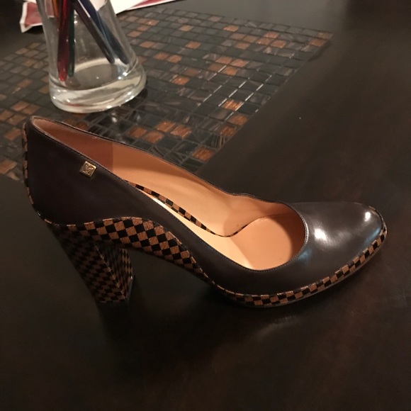 Louis Vuitton - Picture 3 of 3